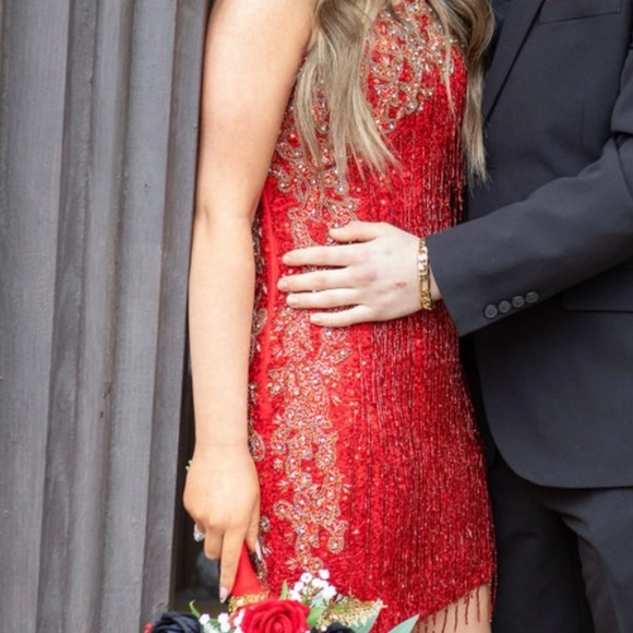 Elegant Red One-Shoulder Dress - Picture 2 of 7